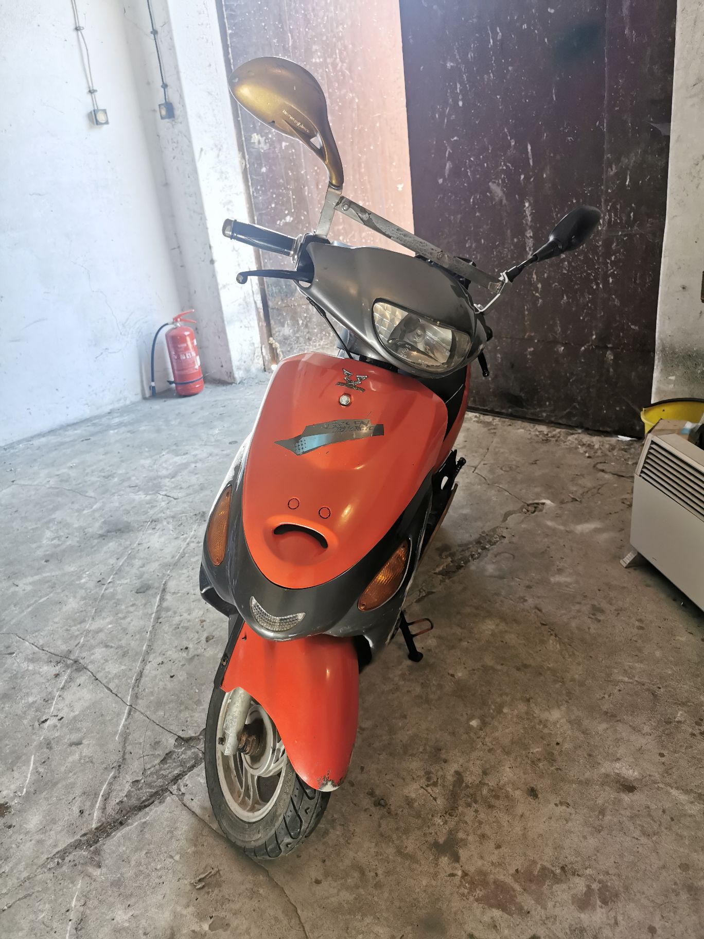 Przód motoroweru. Osłony plastikowe w kolorze czerwonym.