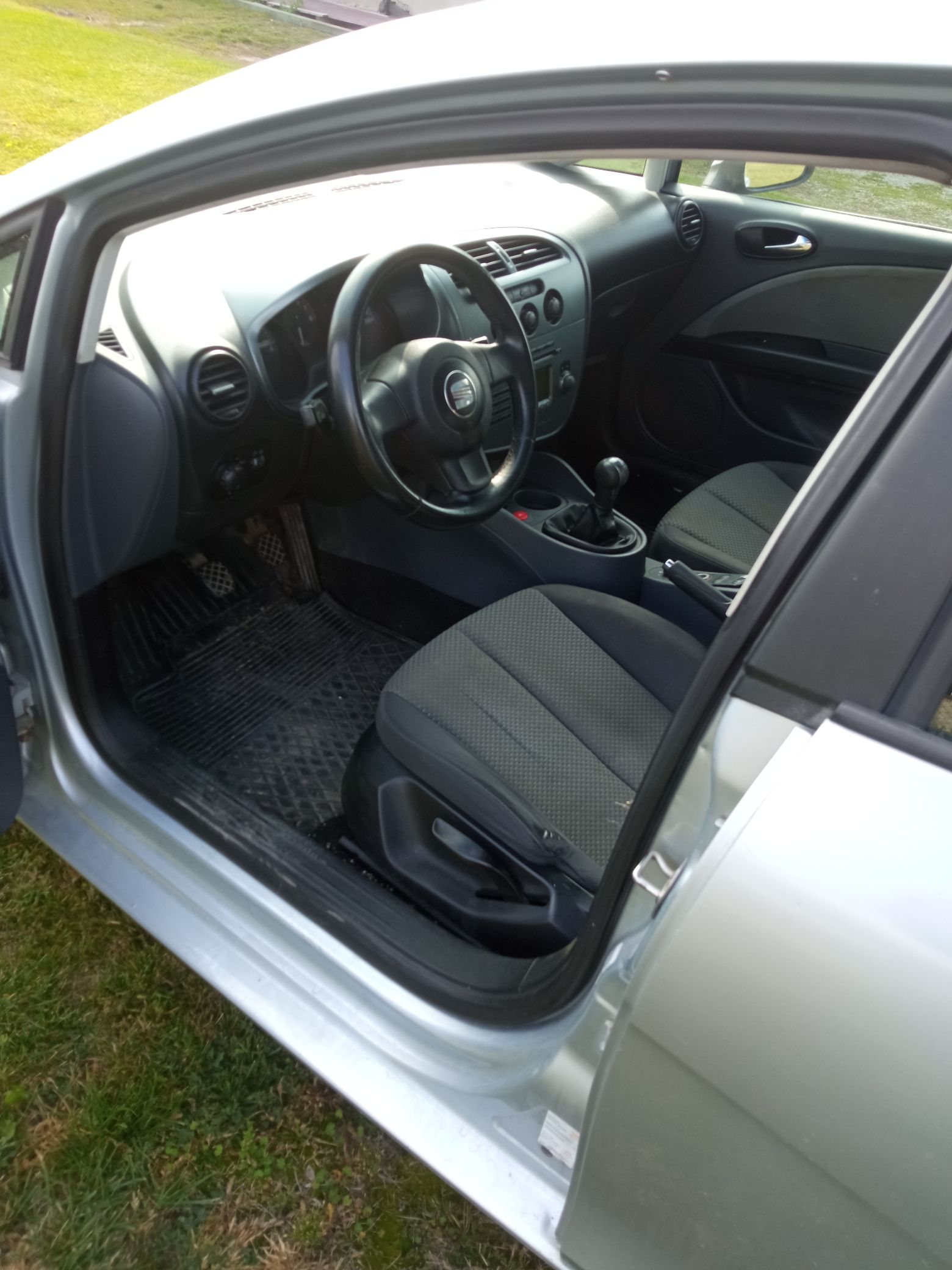 Seat Leon rok produkcji 2007 koloru srebrnego wnętrze pojazdu od strony kierowcy