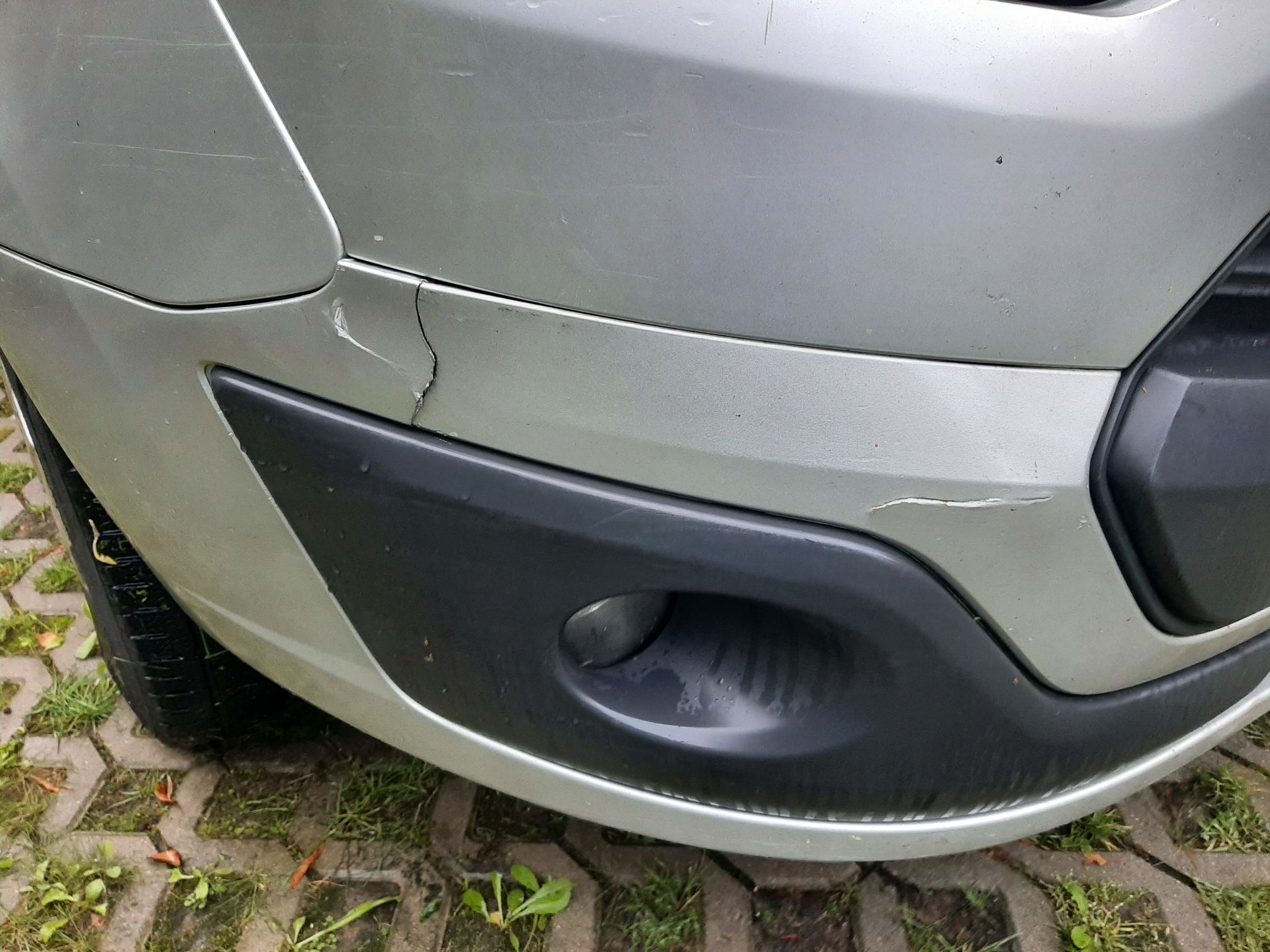 Ford Transit - pęknięty zderzak przedni