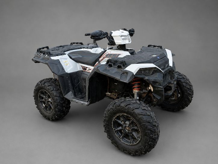 Czarno-szary quad Polaris z pomarańczowymi elementami, widok z prawej, wyposażony w duże, terenowe opony