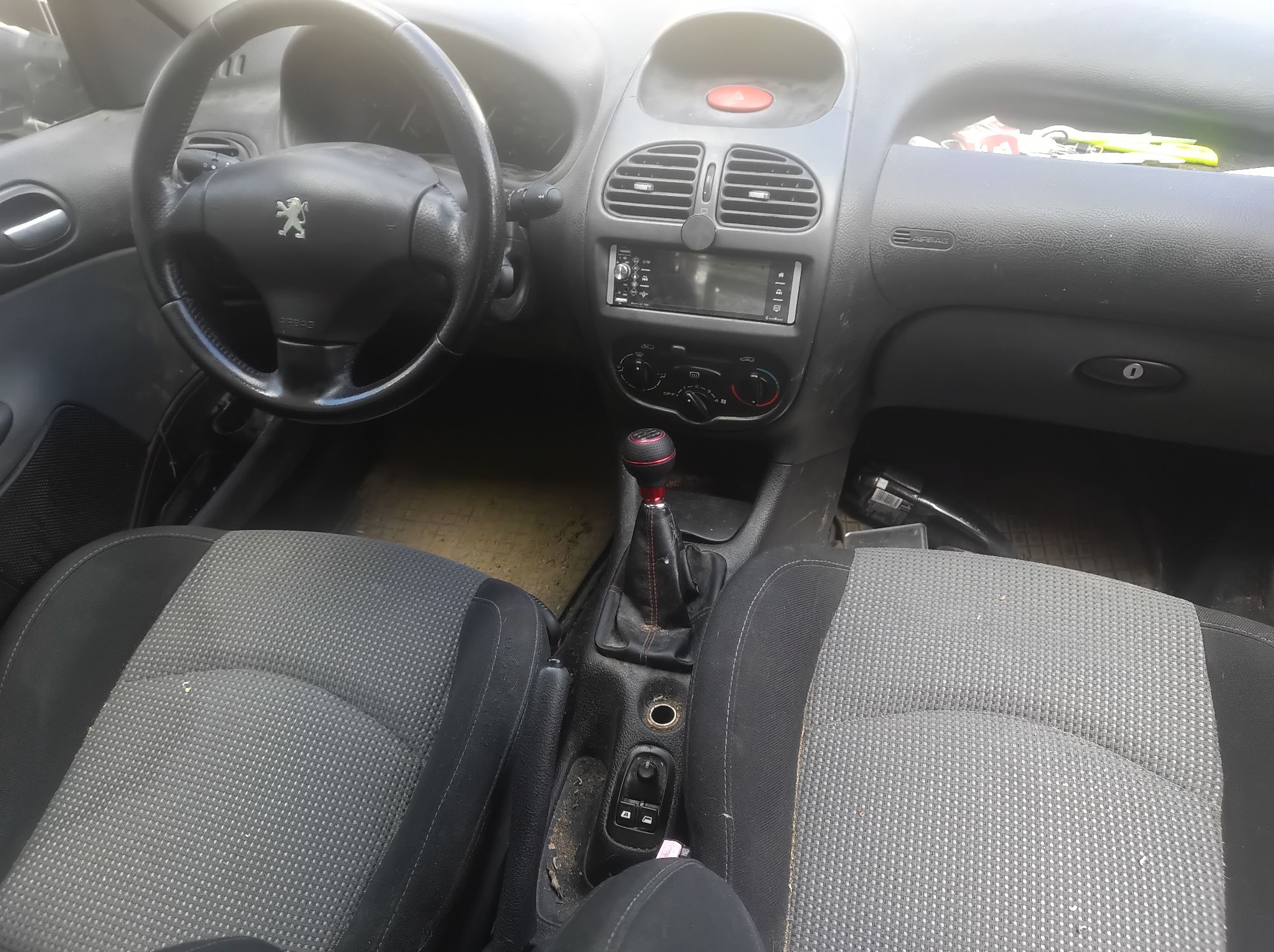 Widok wnętrza przedniej części pojazdu Peugeot 206 CC.