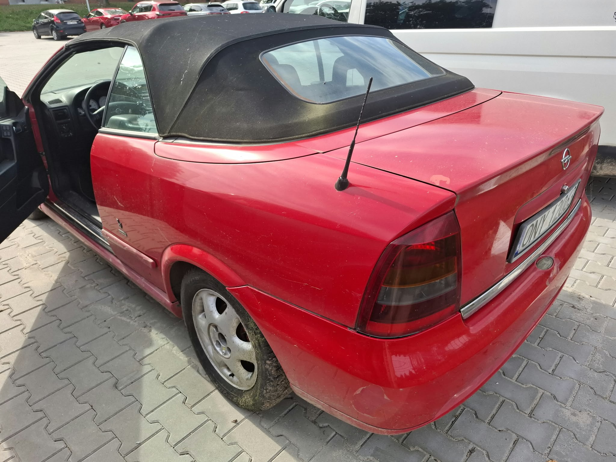 Widok tylnej części oraz lewego boku samochodu Opel Astra Cabrio.