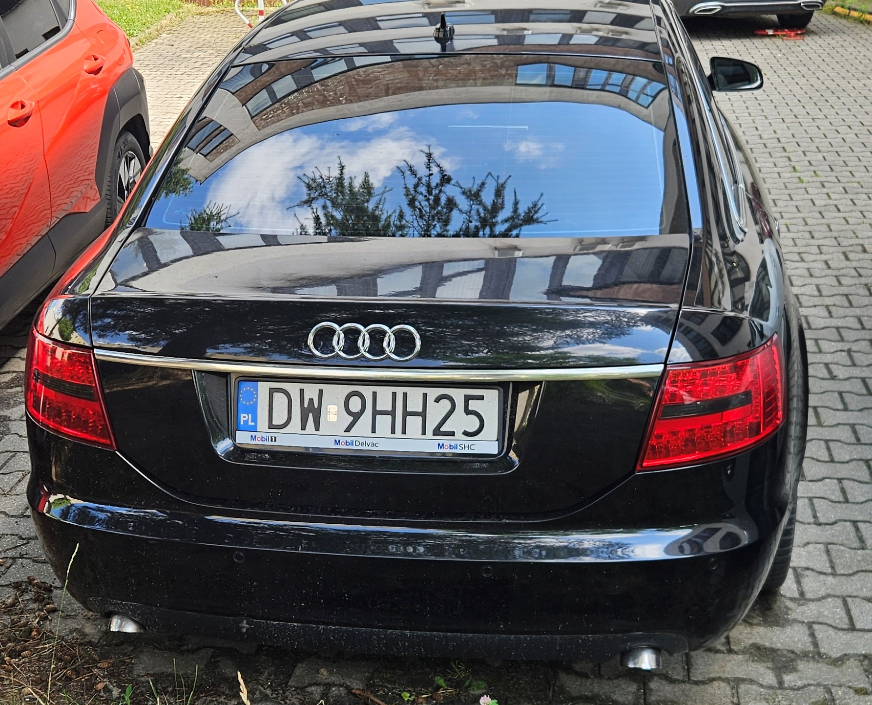 Tył Audi A6 w kolorze granatowym