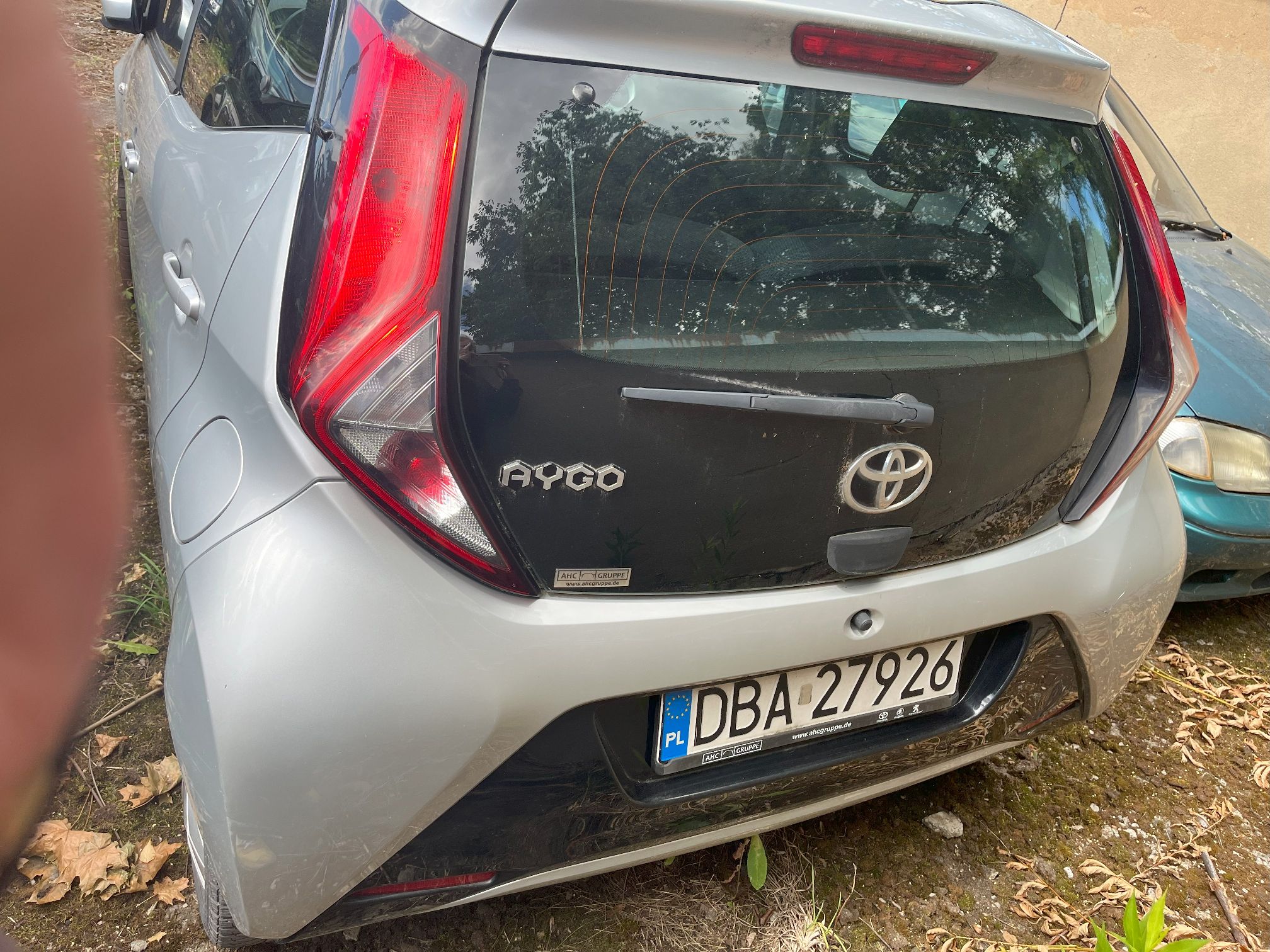 Tył pojazdu z widocznymi światłami, szybą, wycieraczką, bez uszkodzeń.