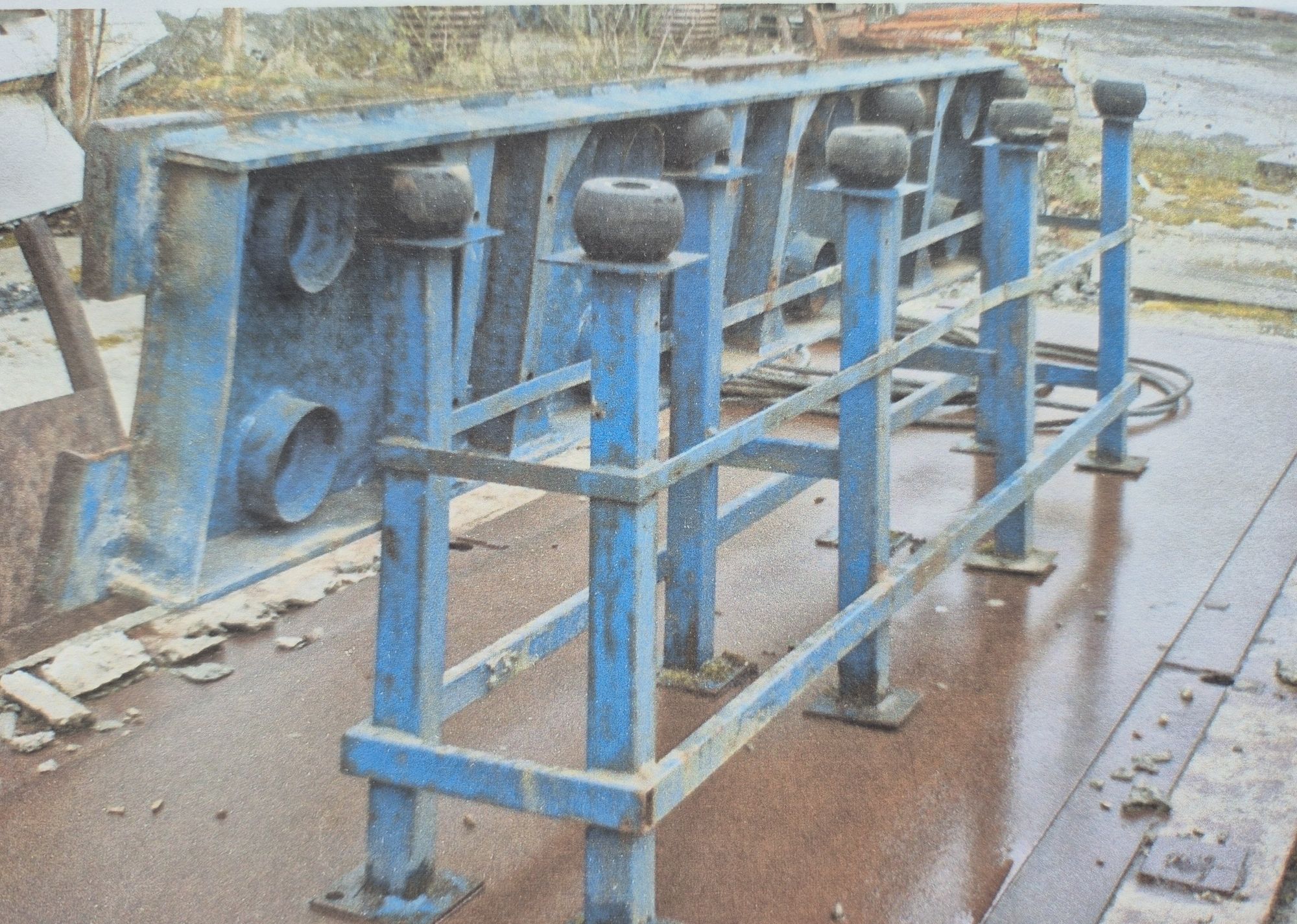 stół wibracyjny stojący na metalowej konstrukcji