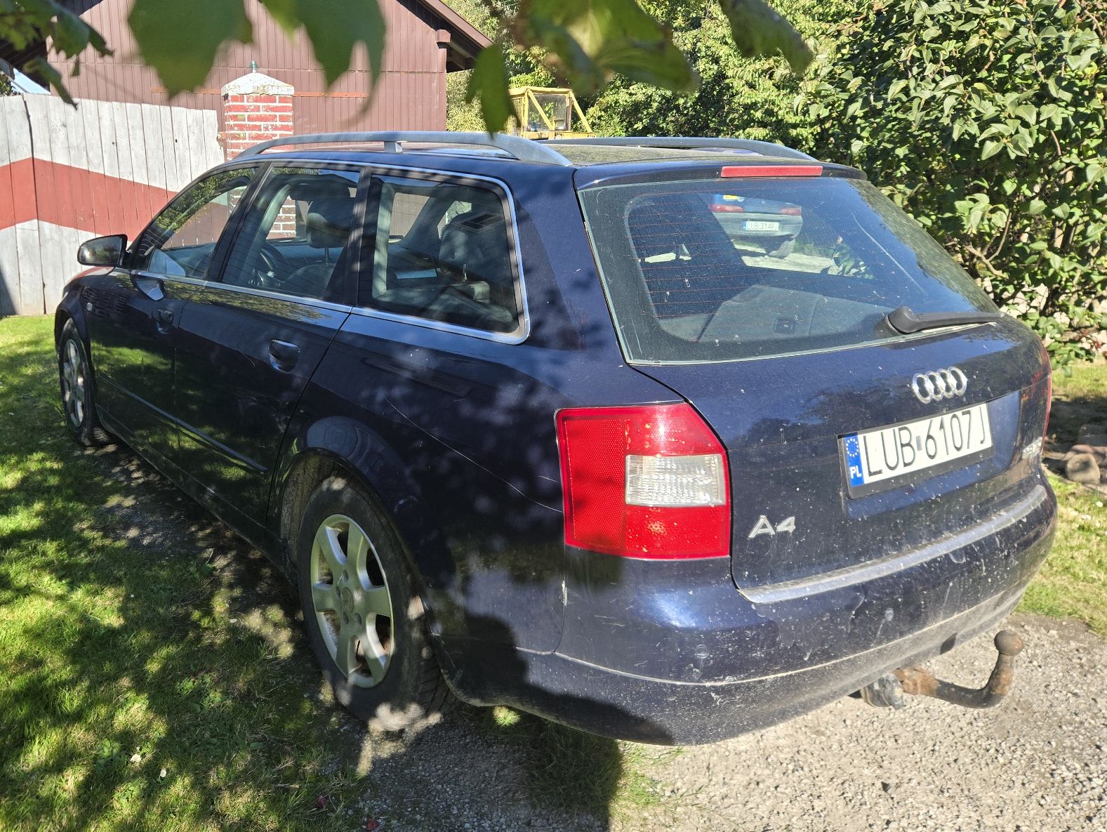 Zdjęcie przedmiotu. Zdjęcie z zewnątrz pojazdu.