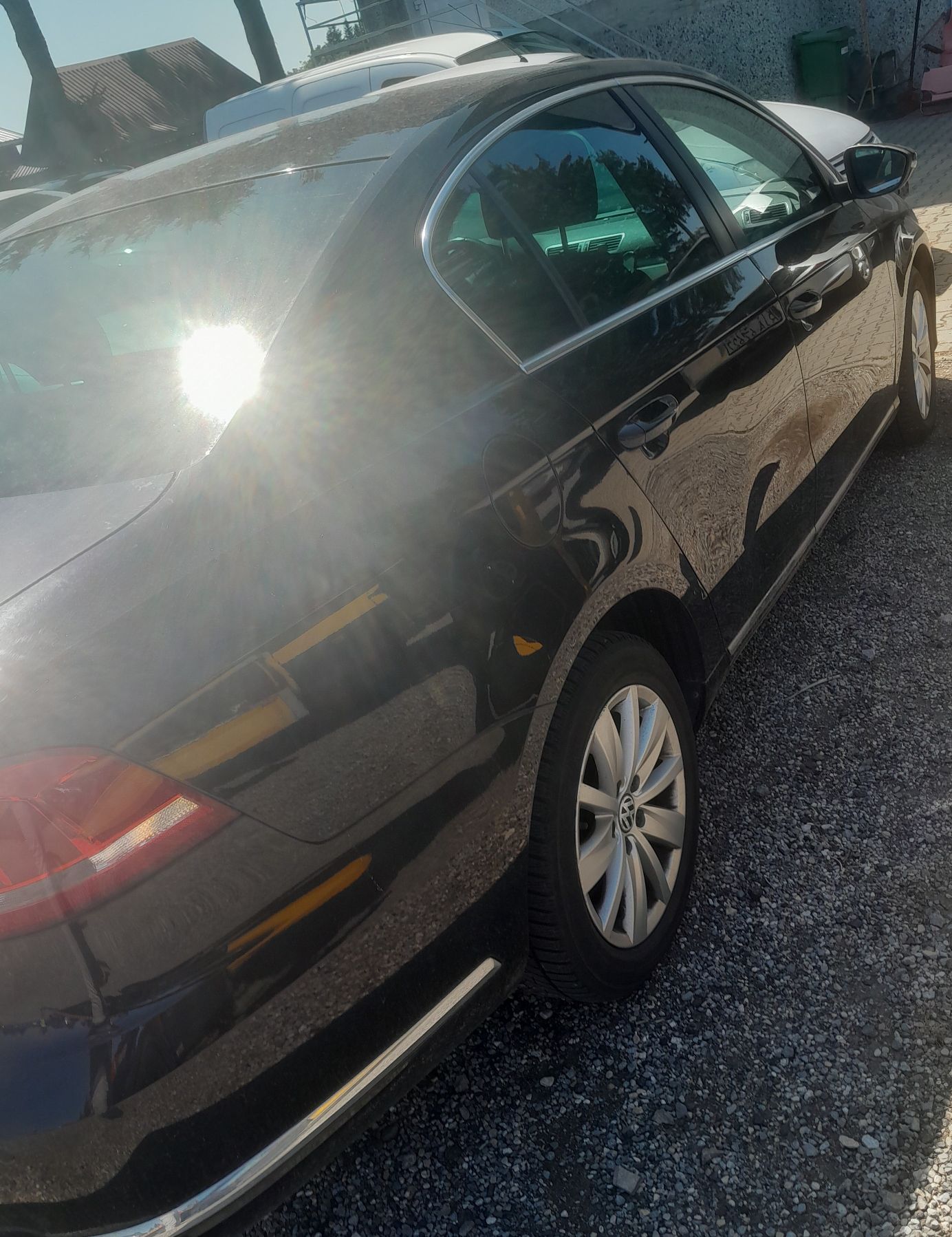 Czarny Volkswagen Passat, widziany od tyłu prawy bok pojazdu