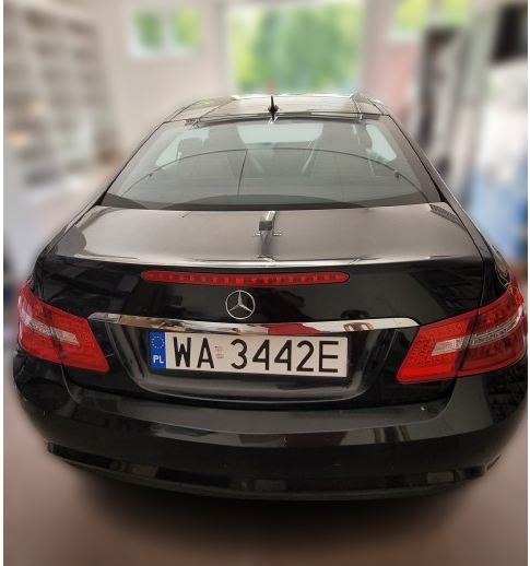 samochód Mercedes-Benz, koloru czarnego, widok tyłu