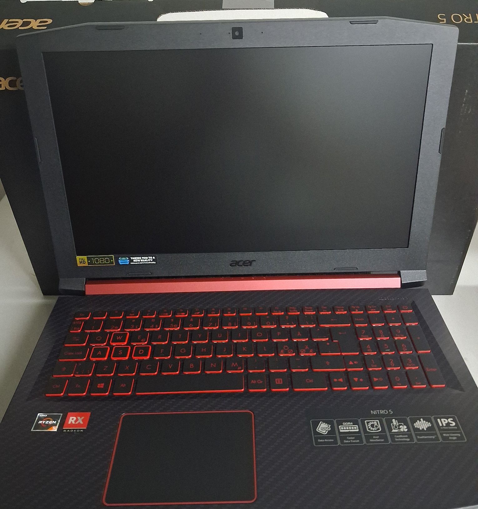 Laptop koloru czarnego z otwartym monitorem i widoczną klawiaturą.