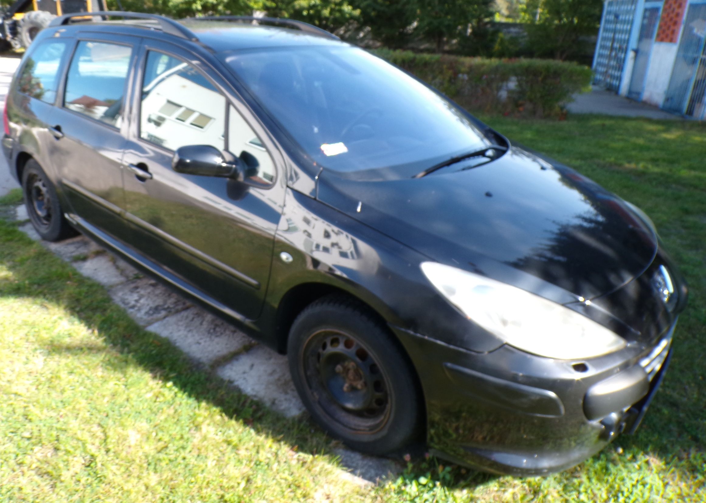 Prawy bok Samochodu osobowego Peugeot 307, koloru czarnego.