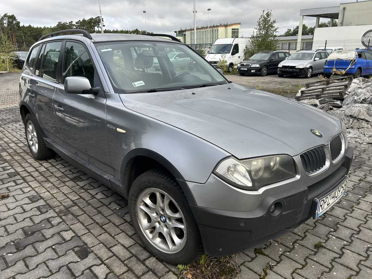 Srebrne BMW X3, widok z przodu prawego boku, srebrne felgi aluminiowe