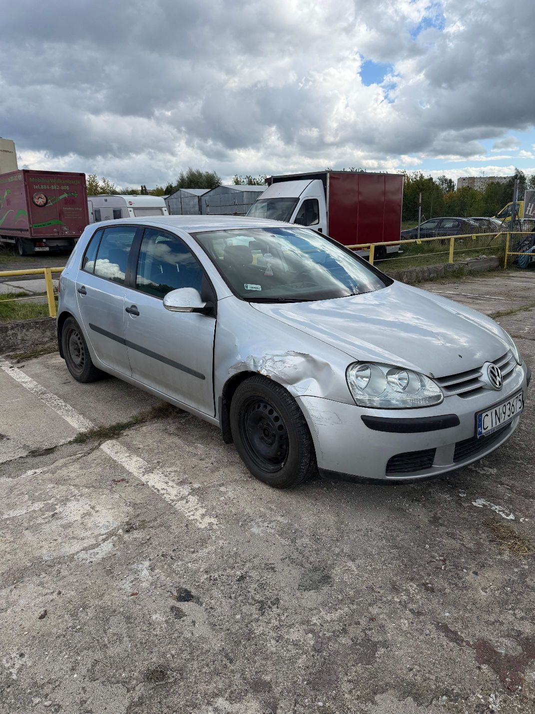 VW GOLF widoczny z przodu po skosie z lewej strony