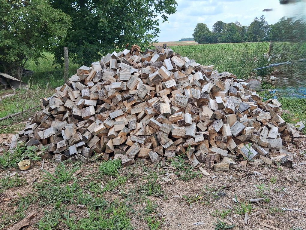 Zdjęcie przedstawia stertę drewna porąbanego na części