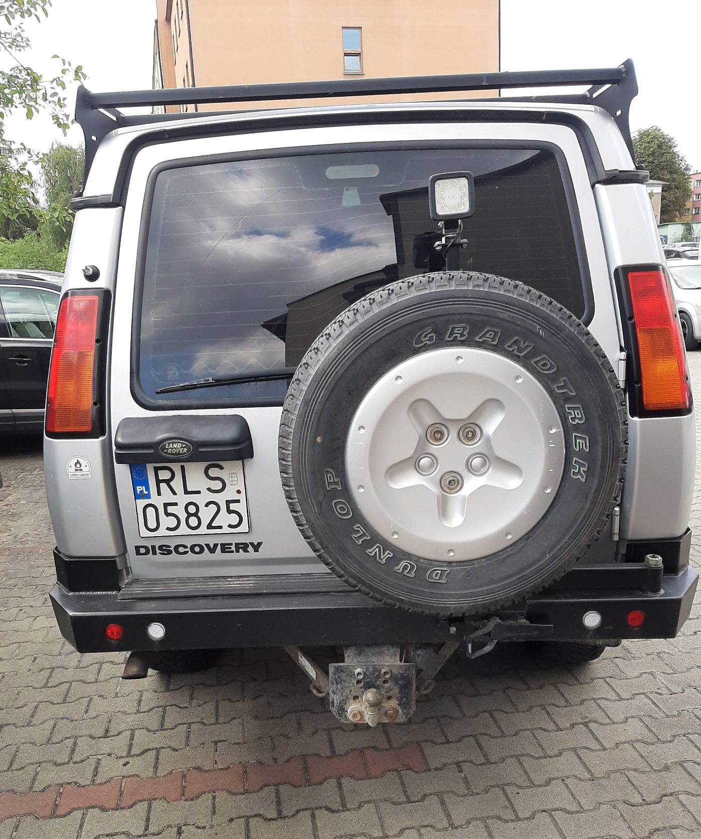 Samochód terenowy Land Rover Discovery. Tylne koło zapasowe zamontowane na drzwiach. Tylny zderzak z hakiem holowniczym.