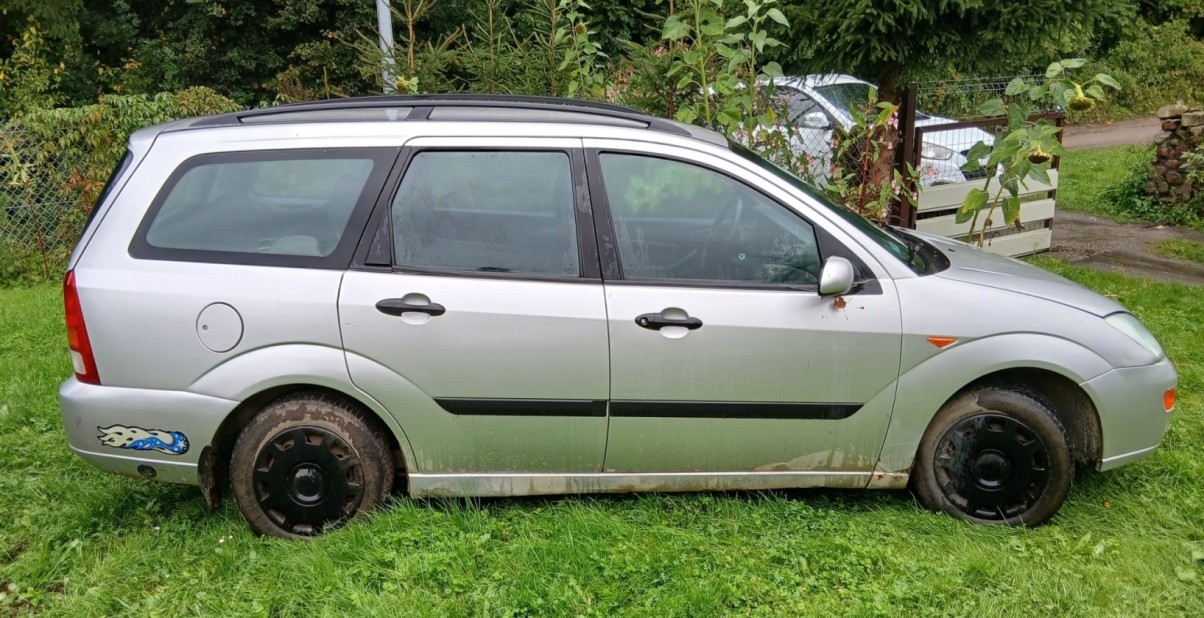 srebrny Ford Focus kombi, prawy bok