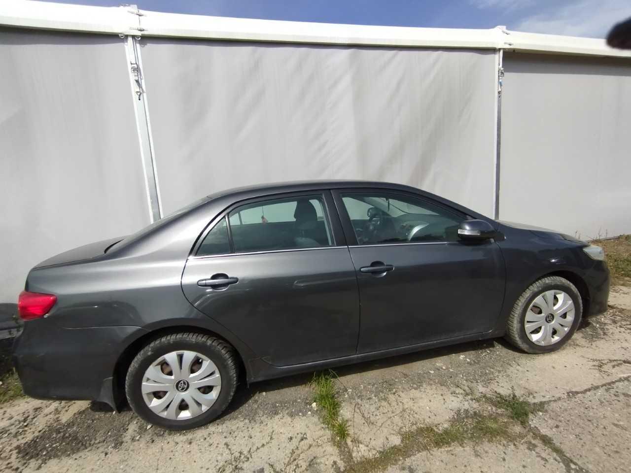 Prawy bok pojazdu, klamki w kolorze nadwozia, fabryczne, srebrne kołpaki Toyoty.