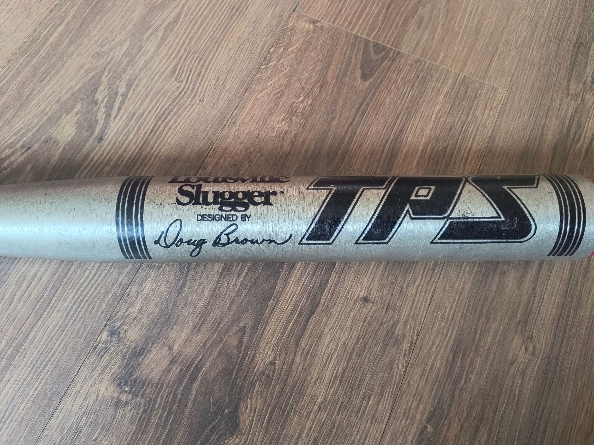 Oryginalny kij sportowy marki Louisville Slugger, model TPS, wykonany z metalu.