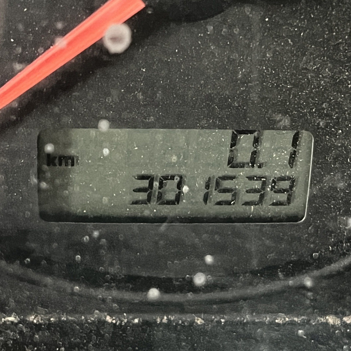 Wyświetlacz cyfrowy samochodu pokazujący przebieg 301539 km.