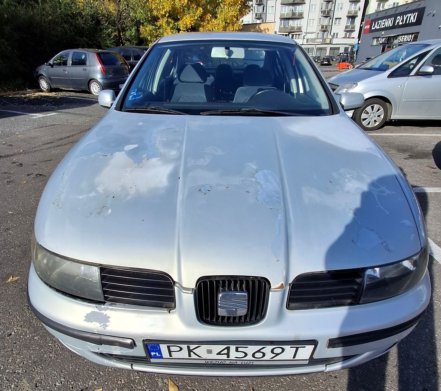 Pojazd osobowy, 5 drzwiowy w kolorze srebrnym.