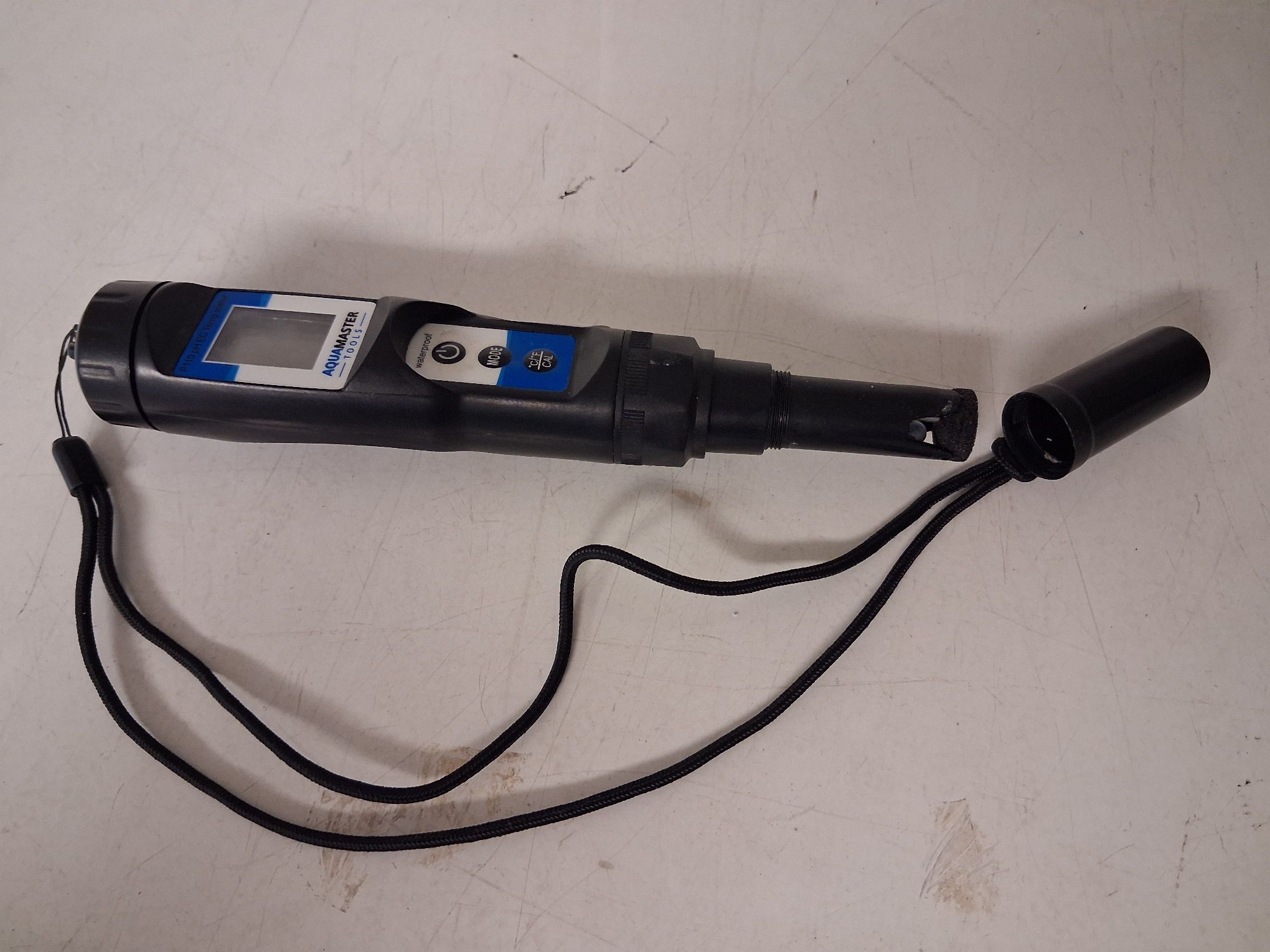 Zdjęcie elektronicznego miernika w całości.
