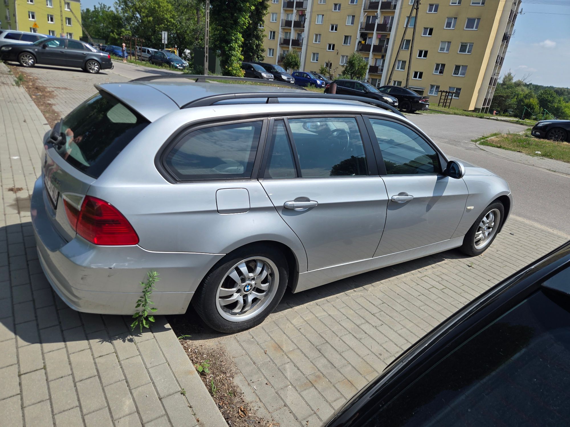 Zdjęcie prawego boku pojazdu.