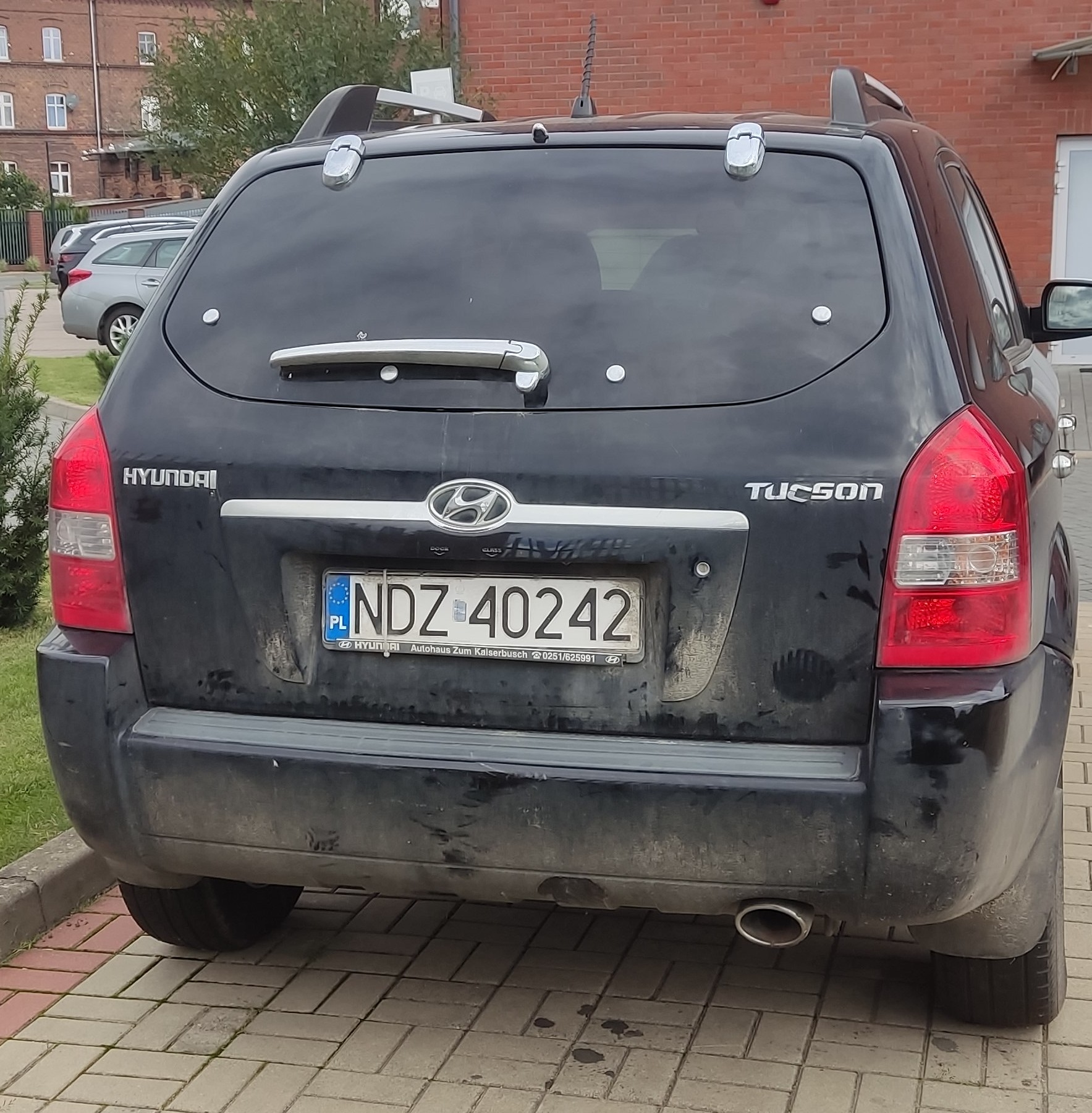 Czarny SUV marki Hyundai widoczny z tyłu.