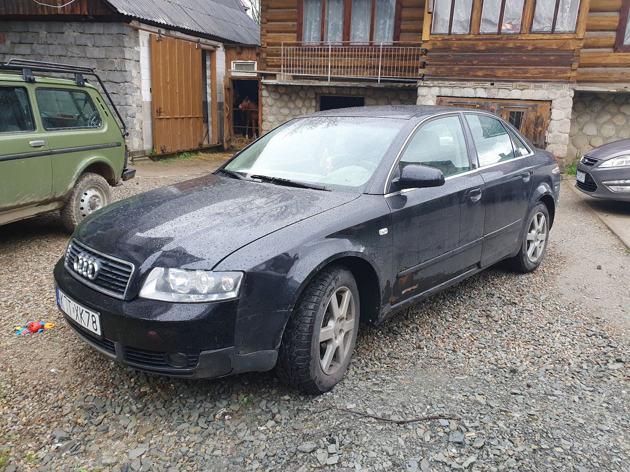 Audi A4 koloru granatowego lewy przód