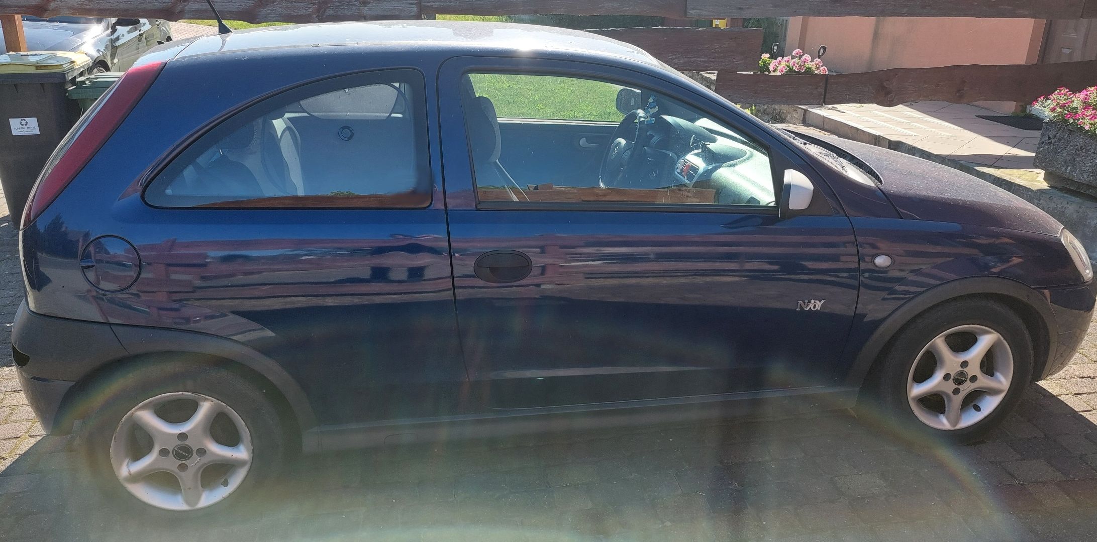 Prawa strona pojazdu Opel Corsa koloru niebieskiego