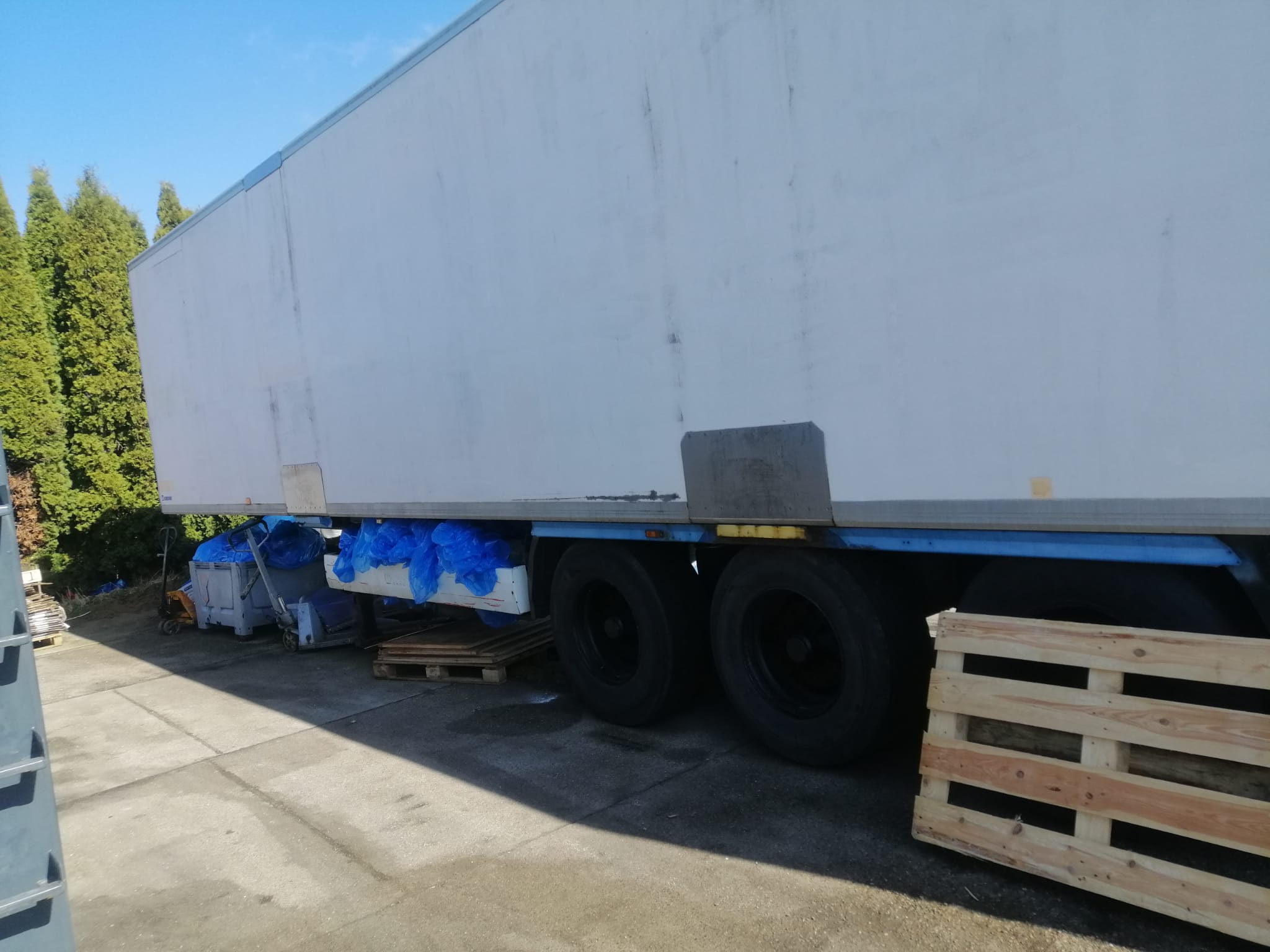 Krone SD Naczepa ciężarowa furgon - widok ogólny