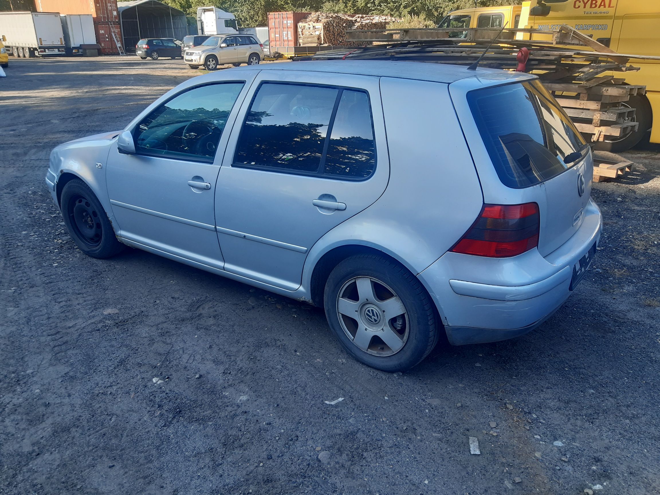 Srebrny, pięciodrzwiowy, używany Volkswagen Golf IV widoczny od boku i tyłu, z czarną felgą z przodu i aluminiową z tyłu.