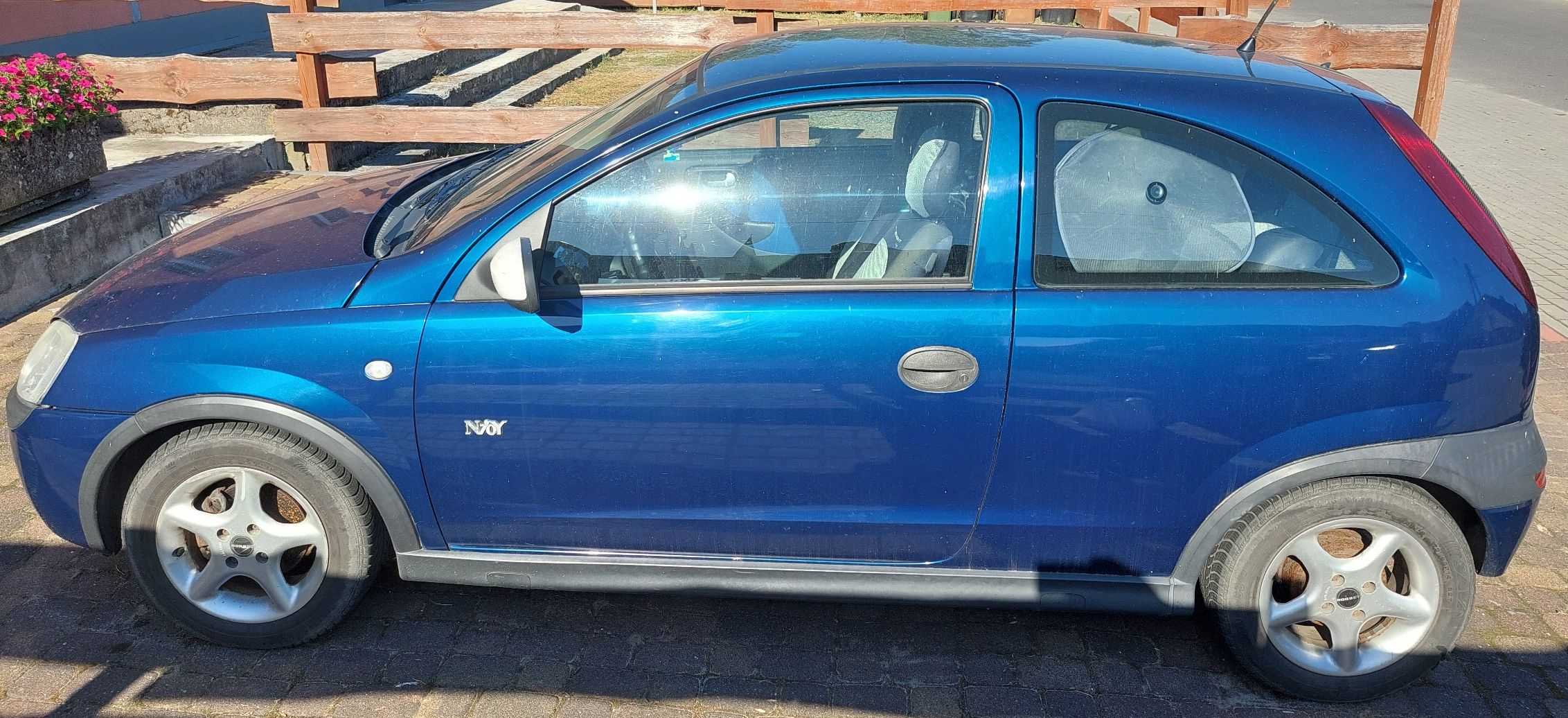 Lewa strona pojazdu Opel Corsa koloru niebieskiego
