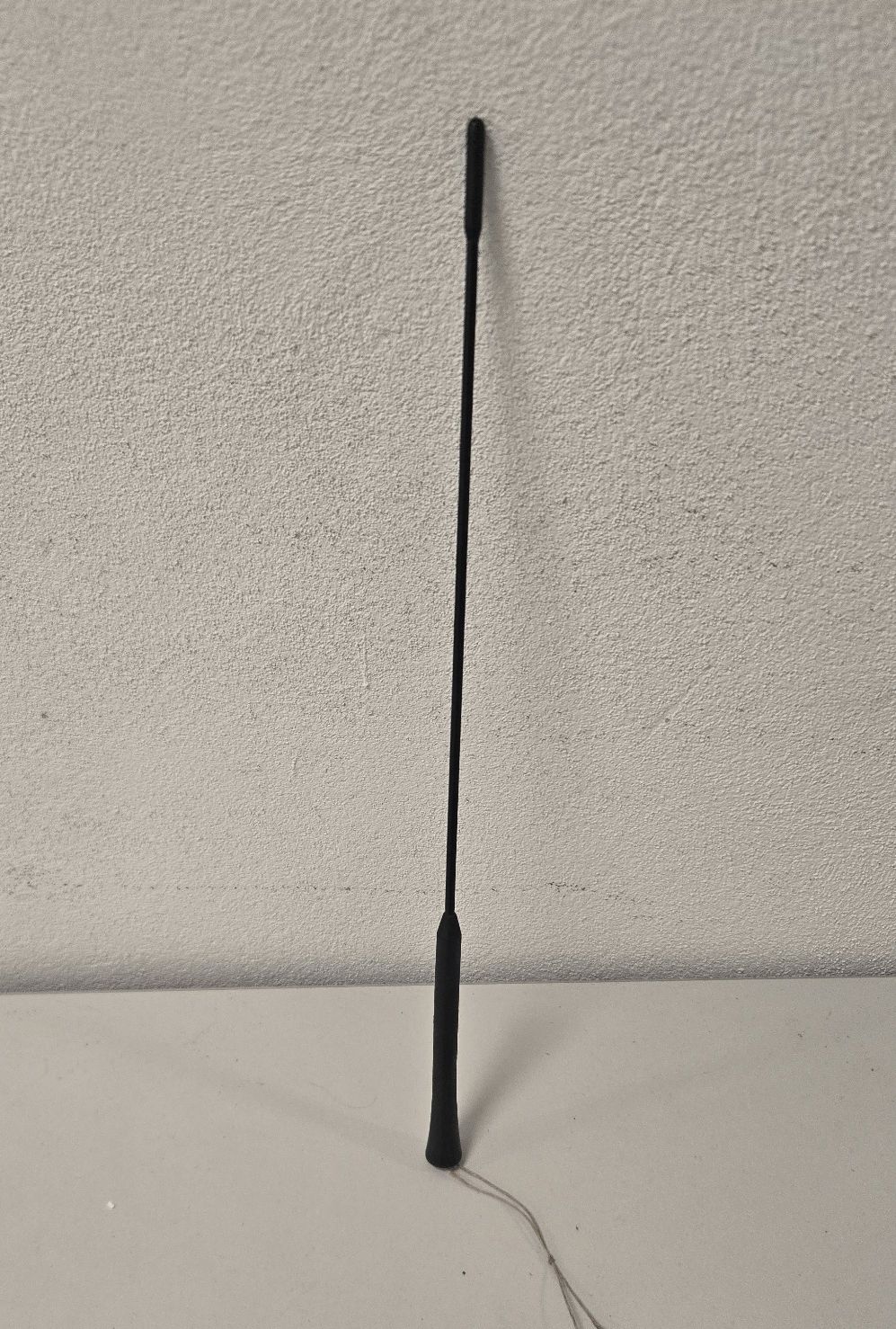 Zdjęcie przedmiotu. Antena o długości 40 cm.