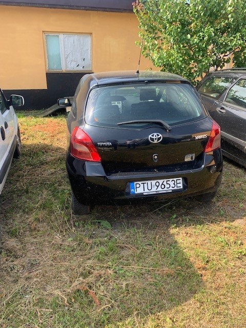 Na zdjęciu Toyota Yaris drugiej generacji (XP90). Widocznana jest polska tablica rejestracyjna o numerze PTU 9653E