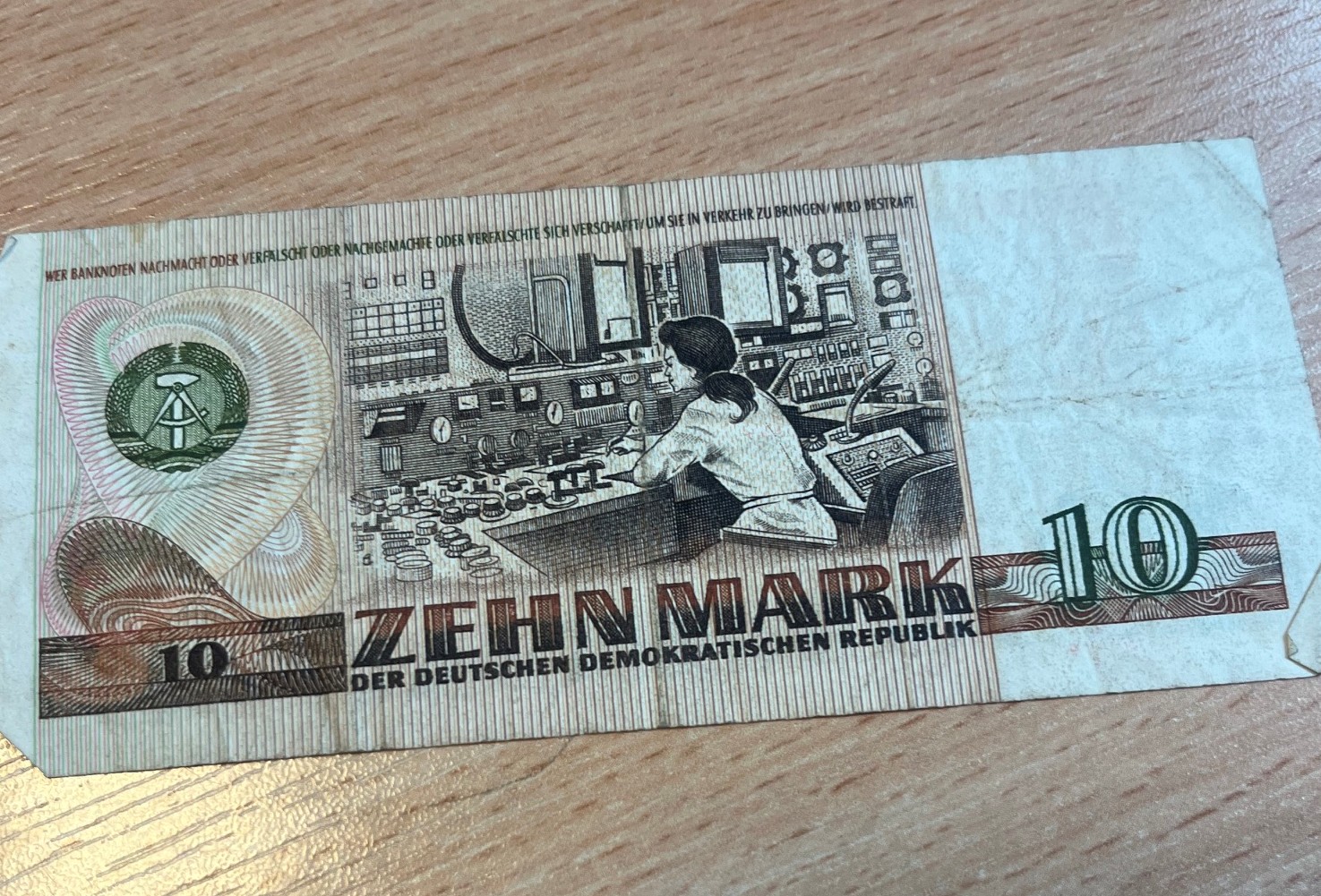 Rewers banknotu o nominale 10 marek NRD z 1971 r.
