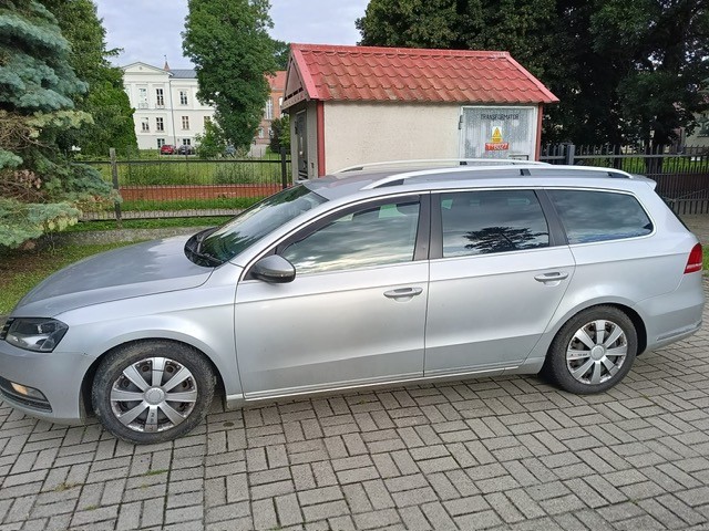 lewy bok pojazdu vw passat kombi koloru srebrnego nr rej. GSZ CF34