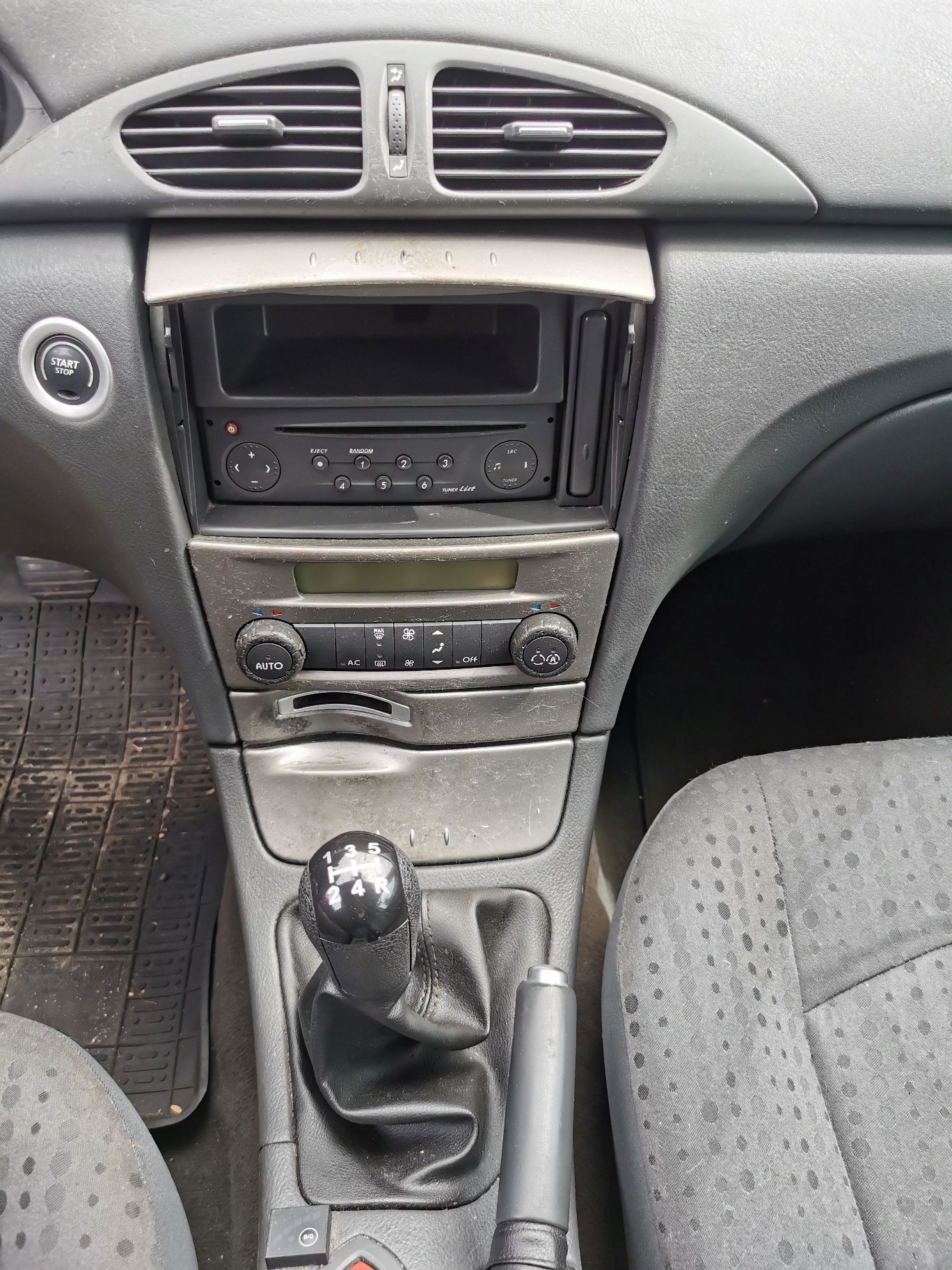 Samochód osobowy marki Renault Laguna kombi rocznik 2004 , kolor bordowy, widok wnętrza - kokpit i tunel środkowy.