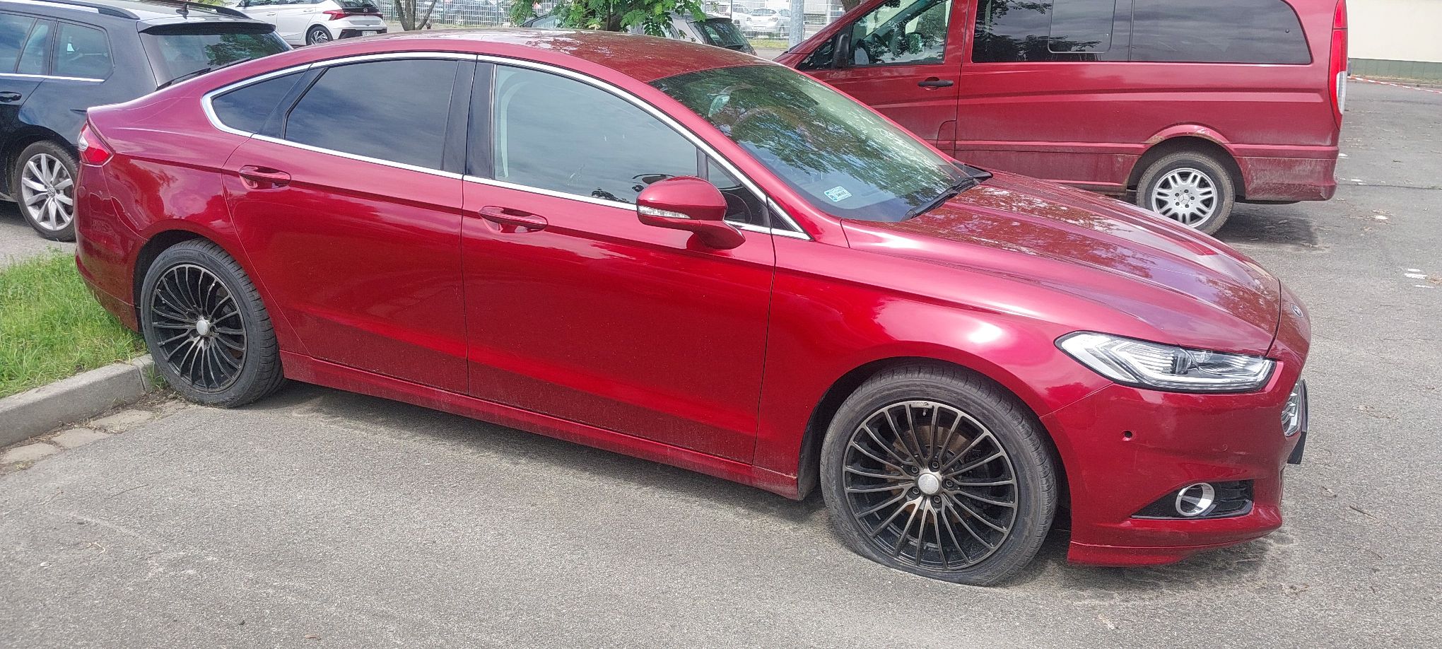 Samochód osobowy marki Ford Mondeo koloru czerwonego, wersja nadwozia: sedan - stan używany.