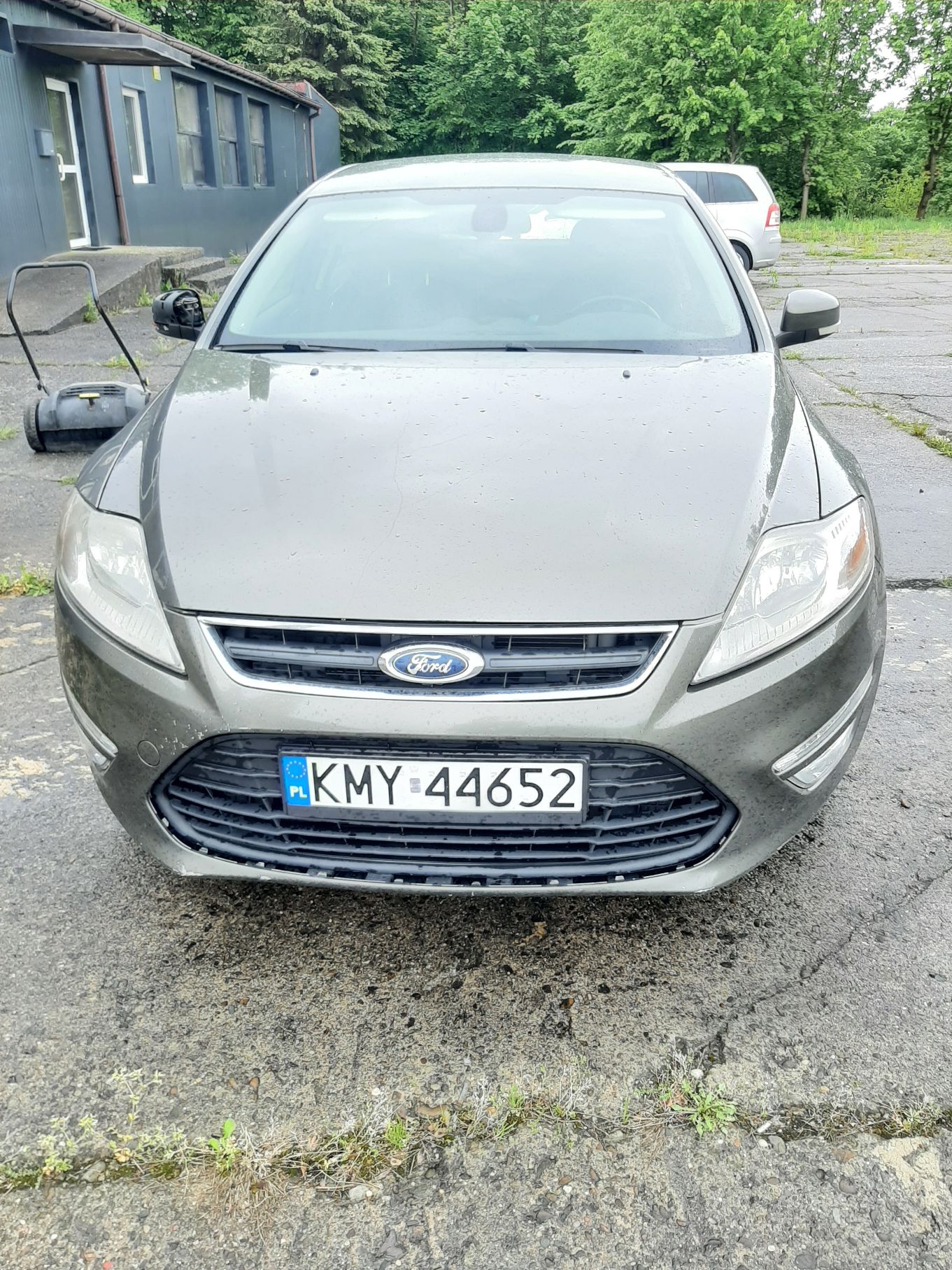 Samochód osobowy Ford Mondeo w kolorze szarym, przód pojazdu