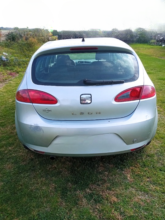 Seat Leon rok produkcji 2007 koloru srebrnego tył auta lekkie otarcie lakieru