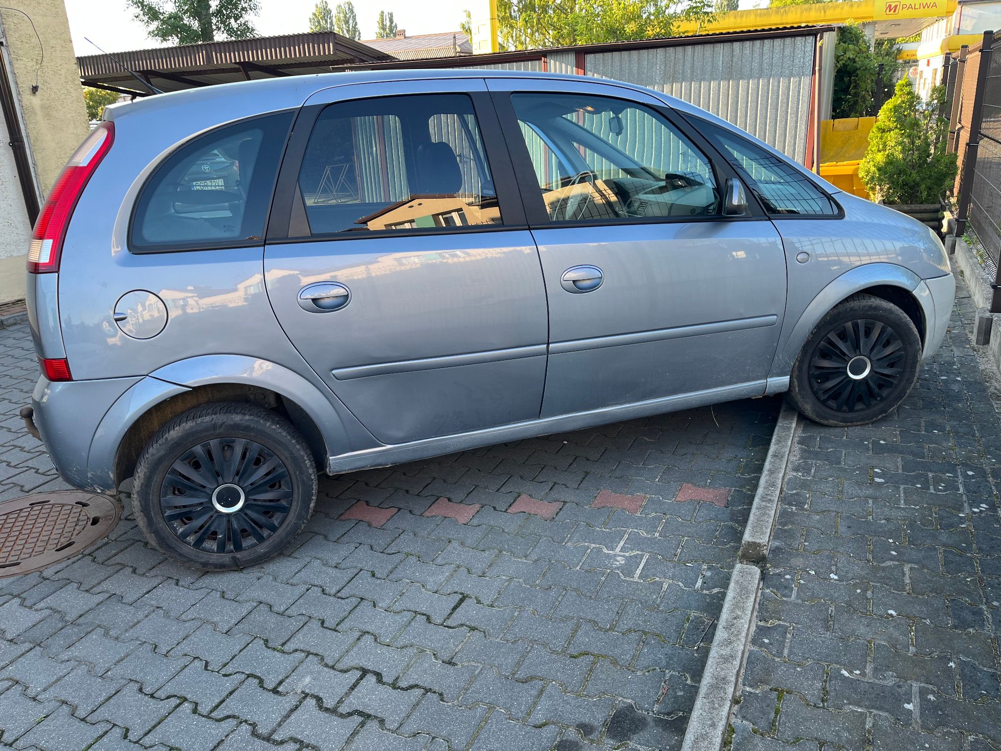 Wgniecenie na tylnych drzwiach. Koła z felgami stalowymi oraz kołpakami.