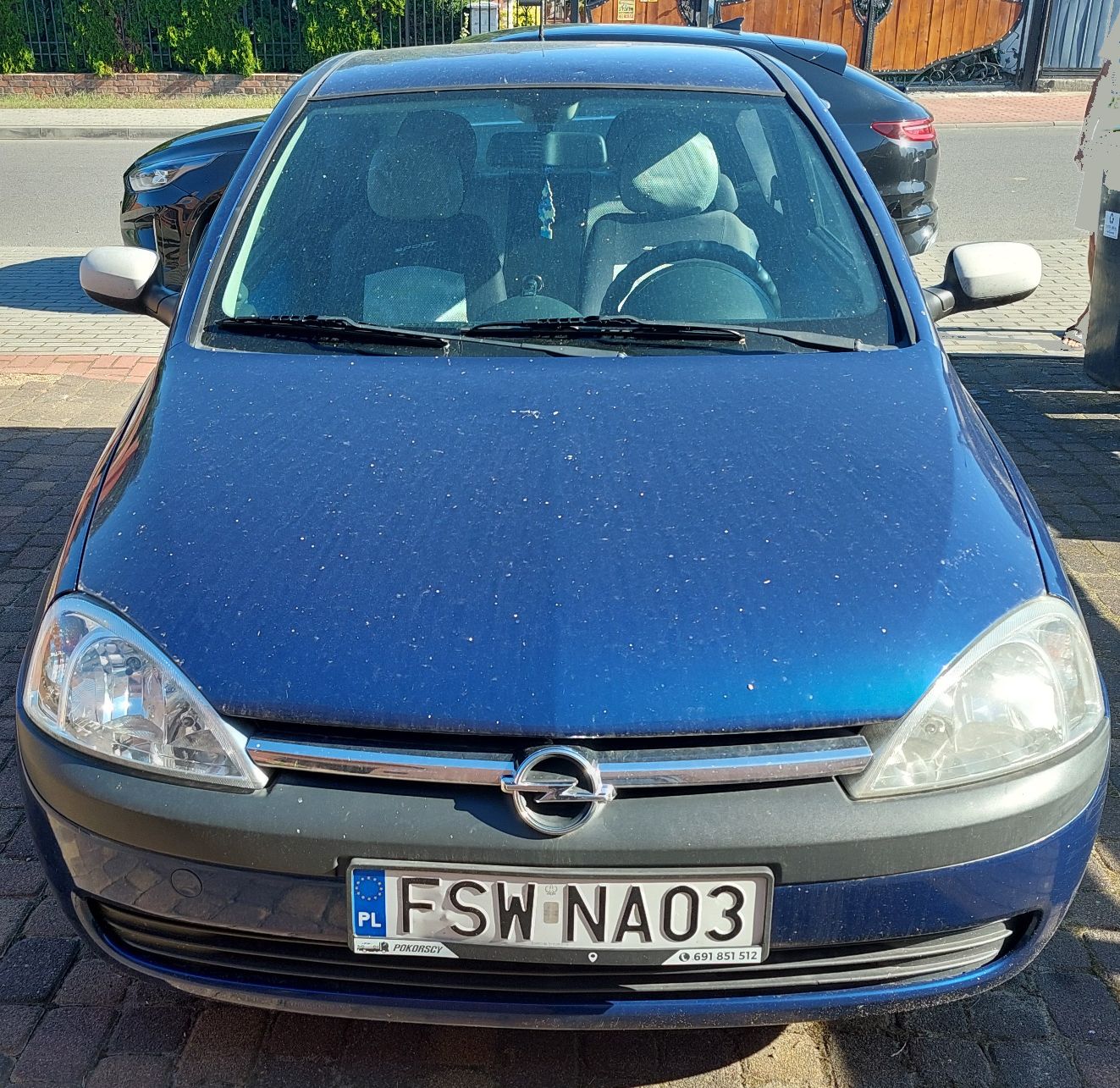 Przód pojazdu Opel Corsa koloru niebieskiego