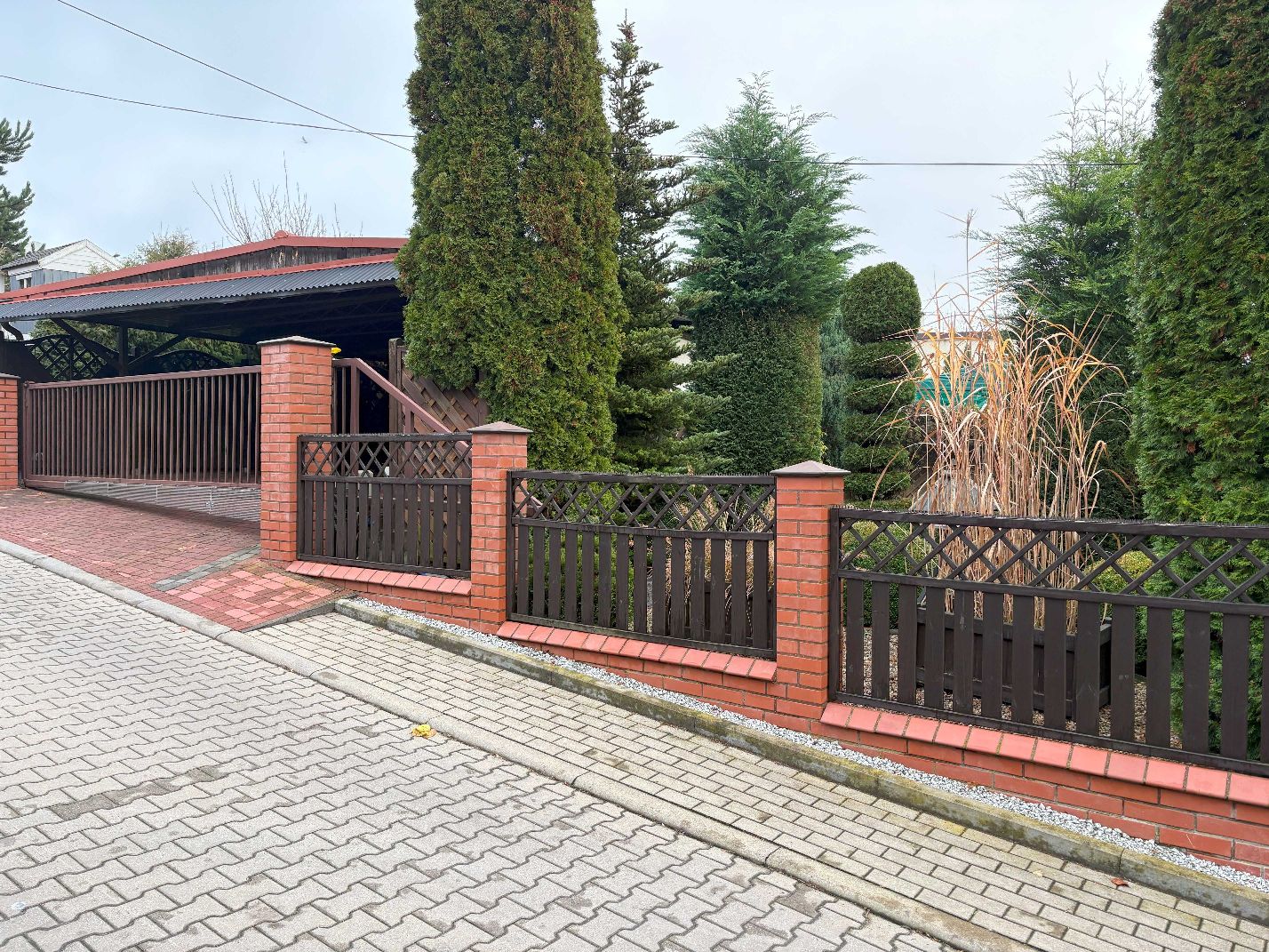 Ogrodzenie posesji murowano (czerwona cegła klinkierowa) - drewniane