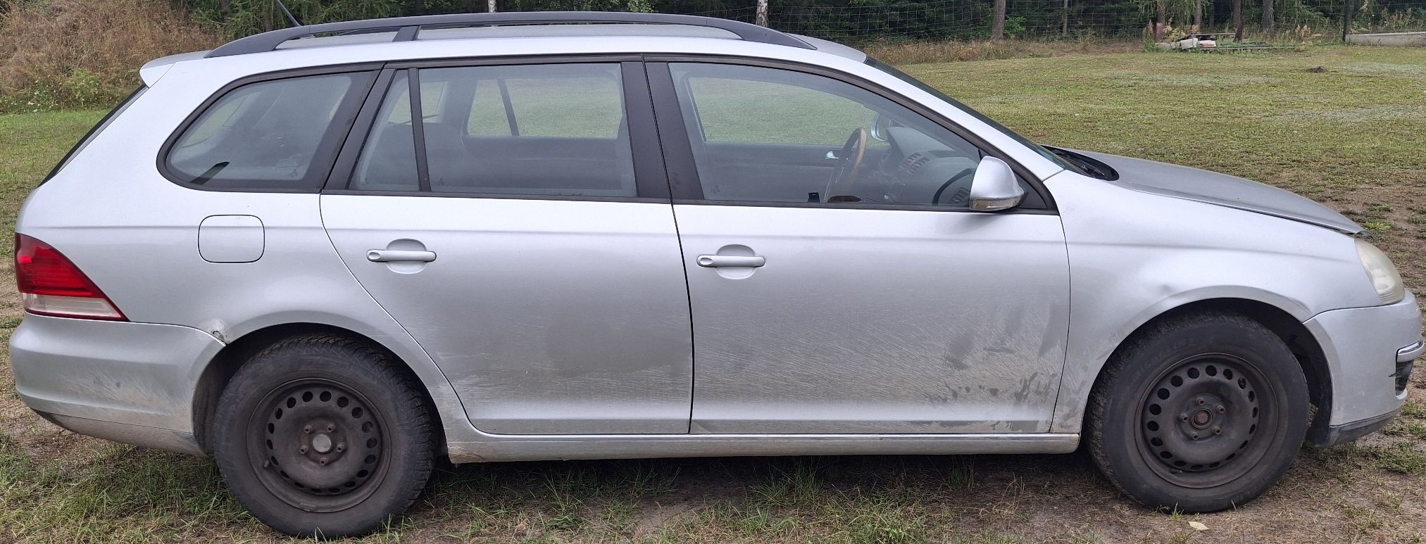 Srebrny samochód kombi Volkswagen Golf, widok z boku, stalowe felgi bez kołpaków.