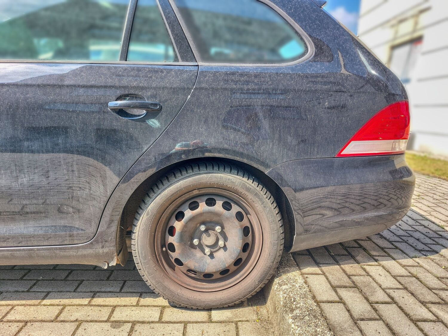 Zdjęcie fragmentu pojazdu obejmującego tylne lewe nadkole