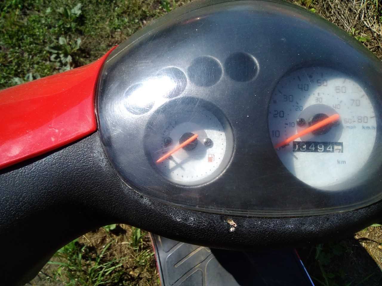 Ujęcie prędkościomierza i licznika z widocznym przebiegiem wynoszącym 3494 km.