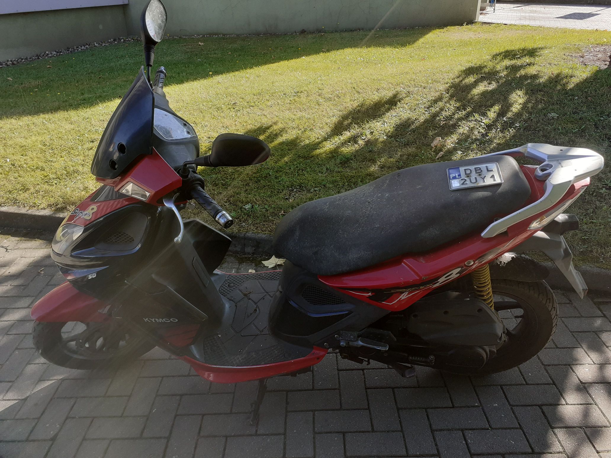 widok motoroweru lewy bok
