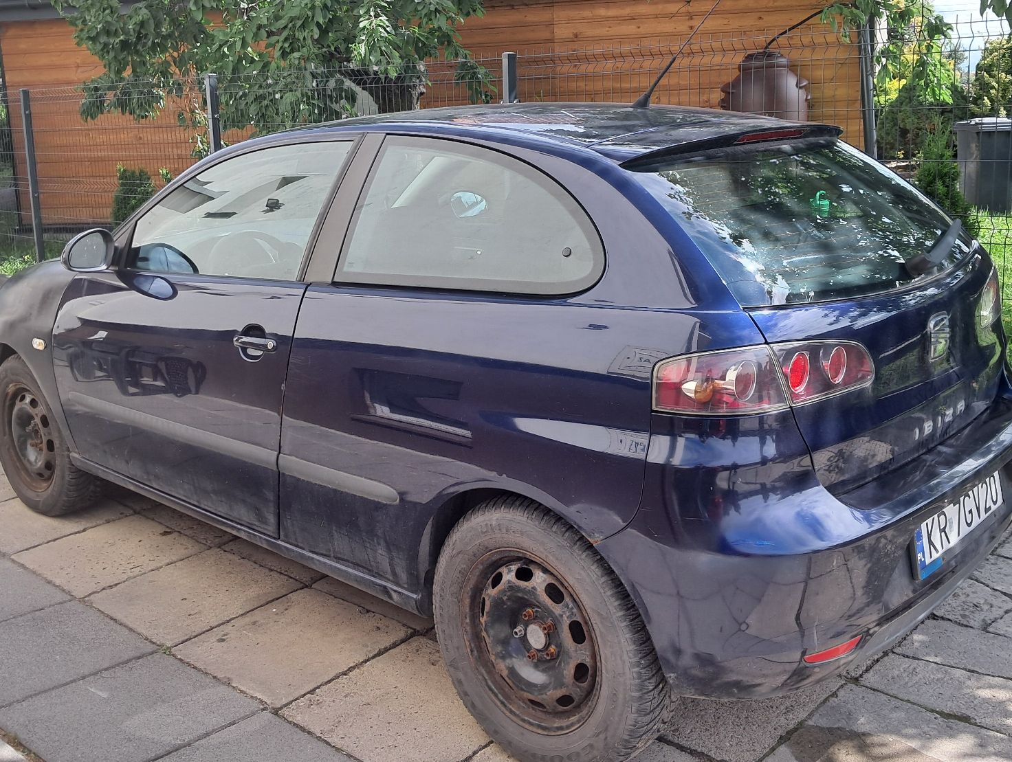 Granatowy Seat Ibiza widziany z boku