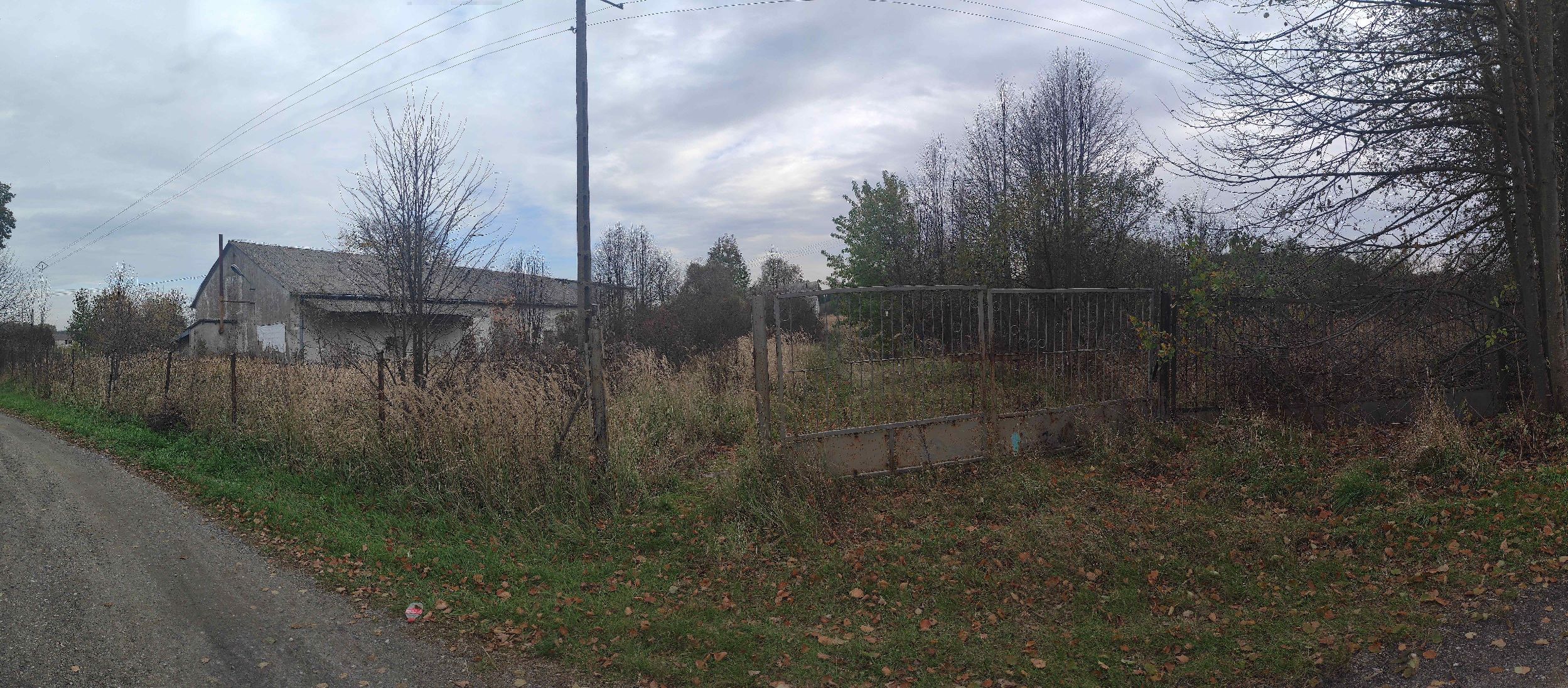 Zdjęcie panoramiczne działki od strony bramy