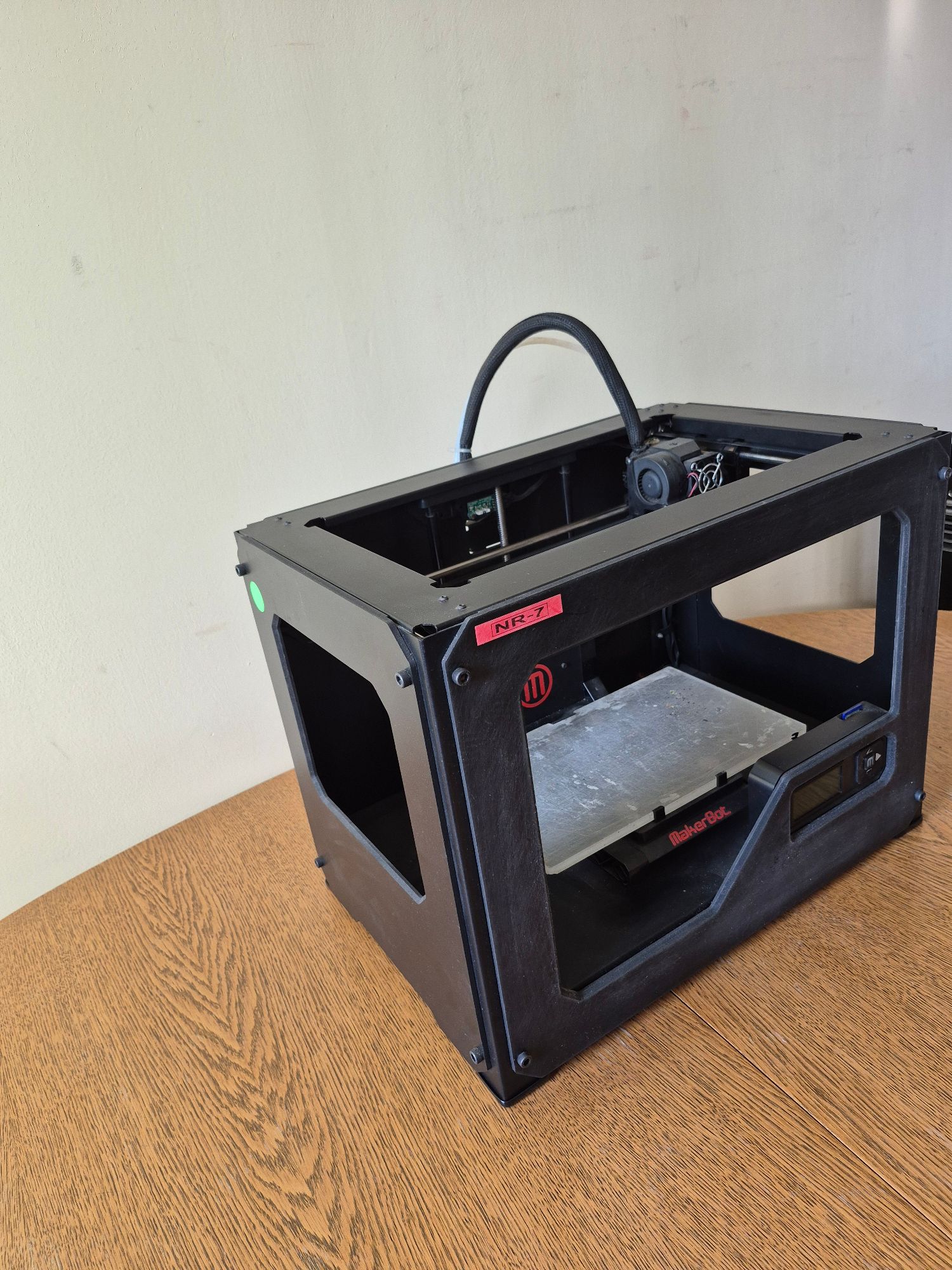 Przód i bok drukarki 3D