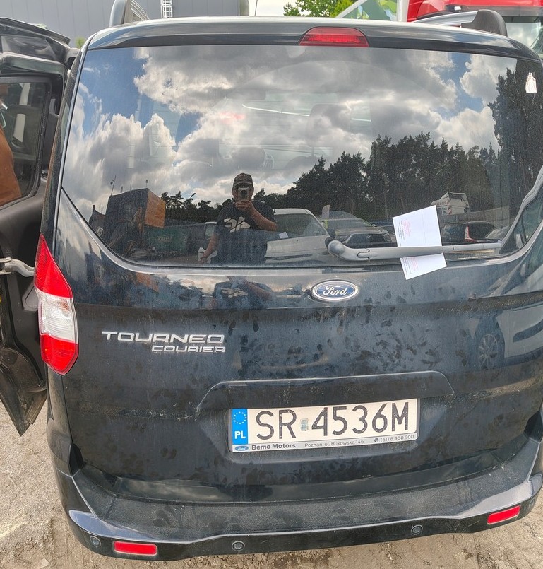 samochód osobowy marki ford tył